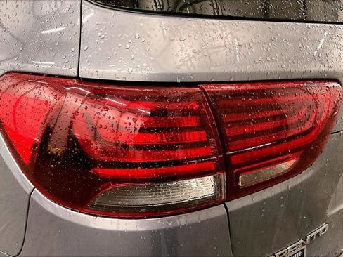 Used 2020 Kia Sorento S image 29