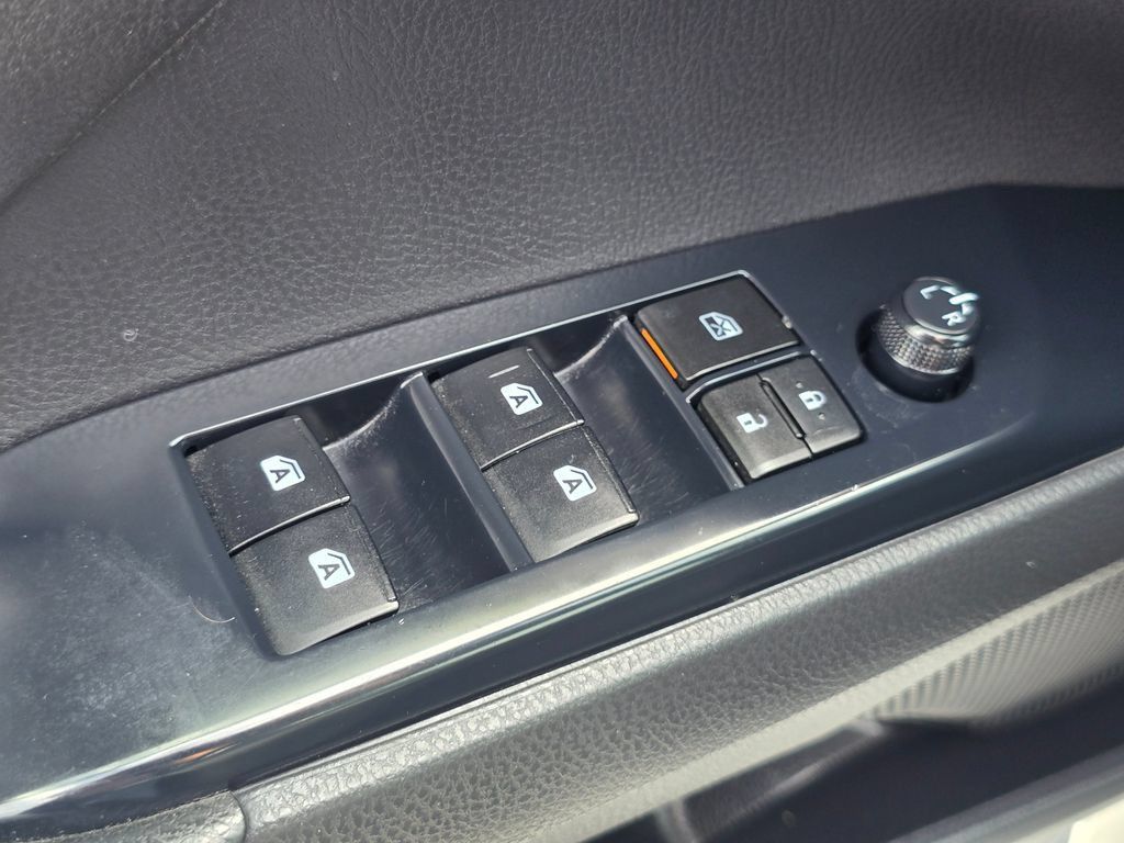 Used 2018 Toyota Camry SE FWD image 18