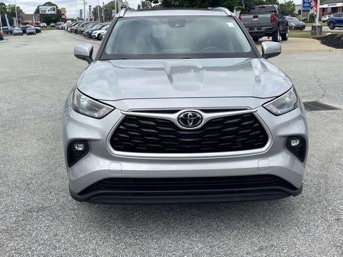 Used 2023 Toyota Highlander XLE FWD image 2