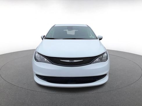 Used 2023 Chrysler Voyager LX image 5