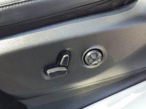 Used 2023 Chrysler Pacifica Touring-L FWD image 8
