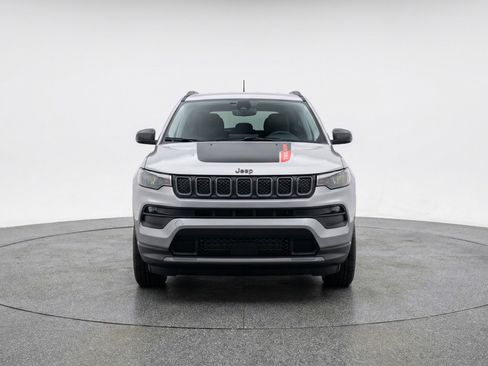Used 2025 Jeep Compass Trailhawk w/ Trailer Tow Group AWD/4WD image 2