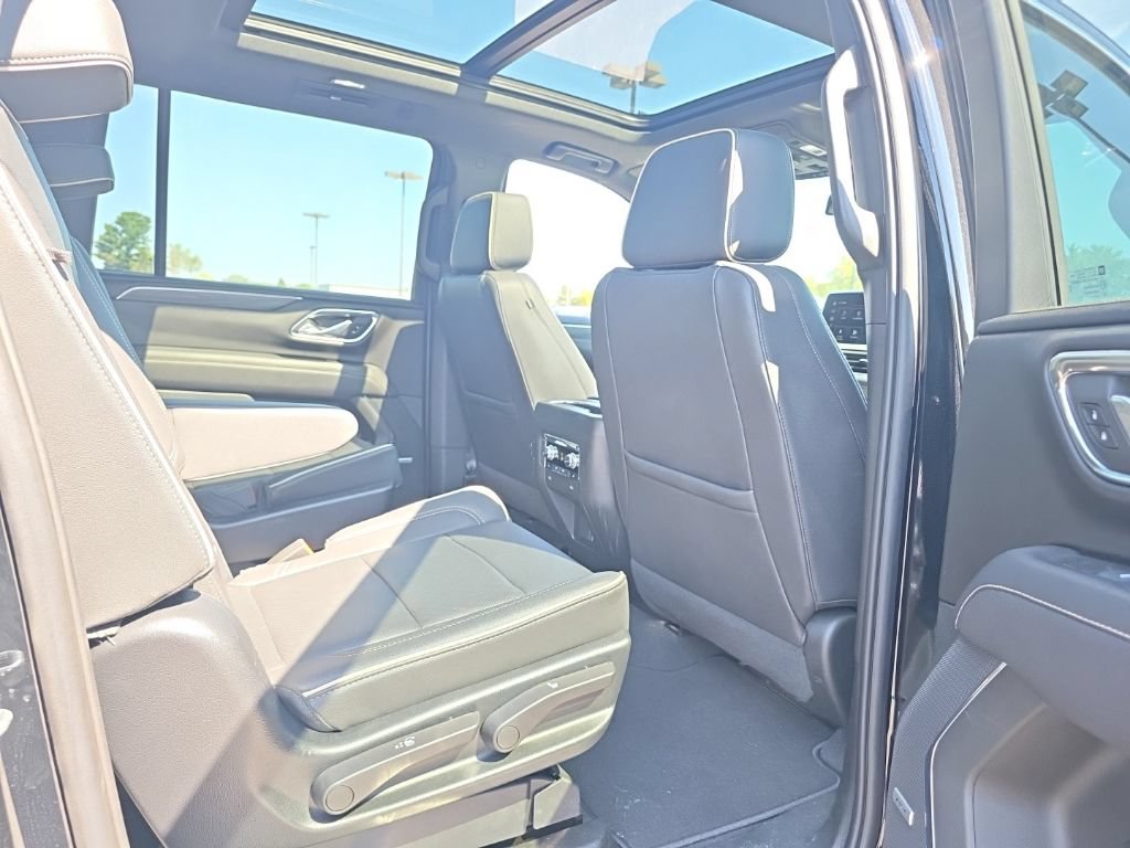 Used 2023 GMC Yukon XL SLT w/ SLT Luxury Package AWD/4WD image 8