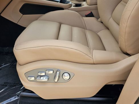 Used 2025 Porsche Macan AWD/4WD image 23