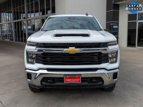 Used 2024 Chevrolet Silverado 2500 LT image 2