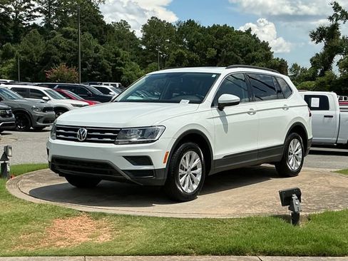 Used 2019 Volkswagen Tiguan SE w/ Panoramic Sunroof Package FWD image 3