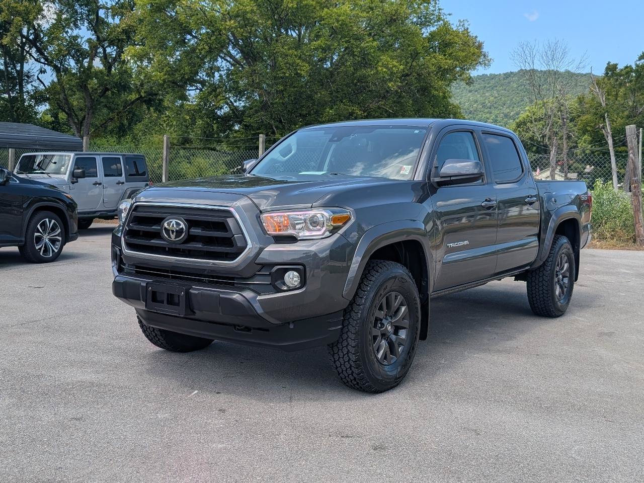 Used 2020 Toyota Tacoma SR5 AWD/4WD image 2