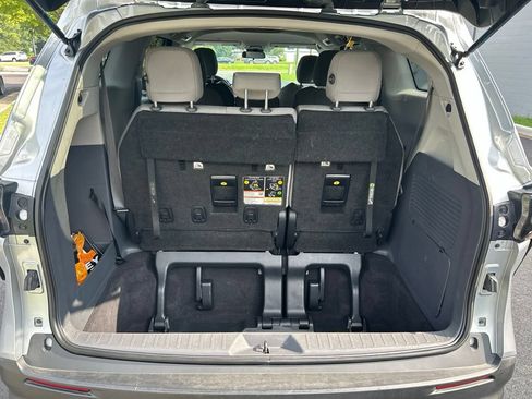 Used 2024 Toyota Sienna LE FWD image 6