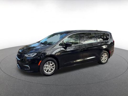 Used 2024 Chrysler Pacifica Touring-L image 8