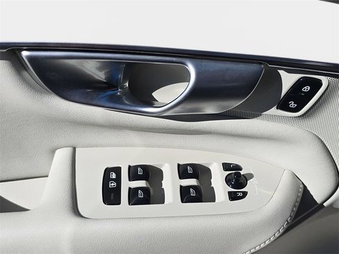 Used 2024 Volvo XC90 B6 Plus image 24