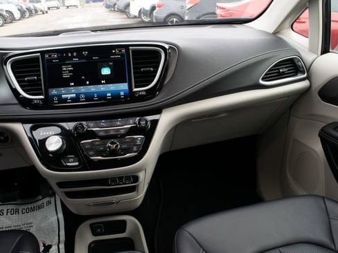Used 2023 Chrysler Pacifica Touring-L image 27