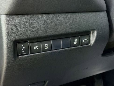 Used 2021 Toyota Venza XLE image 12