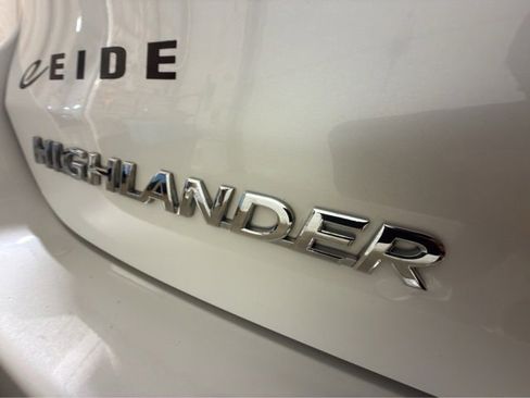 Used 2018 Toyota Highlander SE image 29