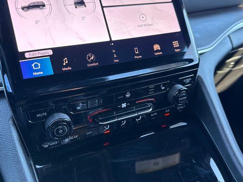 Used 2024 Jeep Grand Cherokee Limited w/ Black Appearance Package image 23