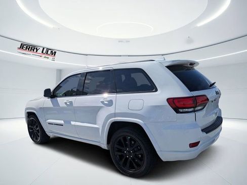 Used 2018 Jeep Grand Cherokee Altitude RWD image 5