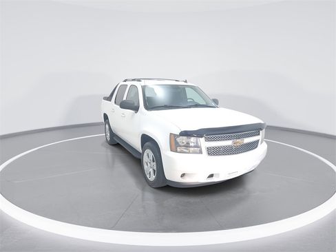 Used 2011 Chevrolet Avalanche LS image 2