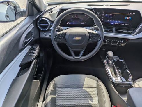 Used 2025 Chevrolet Trax LT FWD image 28