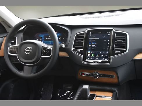 Used 2023 Volvo XC90 B6 Plus AWD/4WD image 18