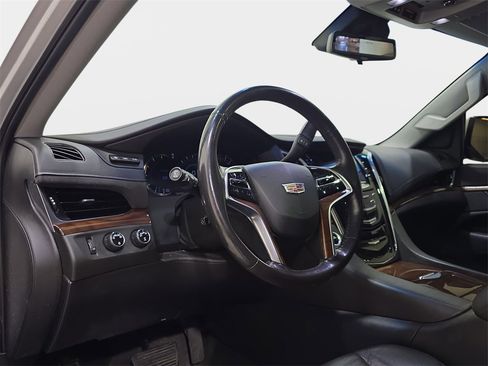 Used 2018 Cadillac Escalade Luxury image 18