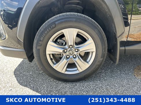 Used 2022 Toyota RAV4 XLE w/ Convenience Package image 9