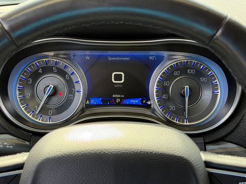 Used 2019 Chrysler 300 Touring w/ Sport Appearance Package image 13