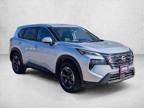 Used 2024 Nissan Rogue SV image 3