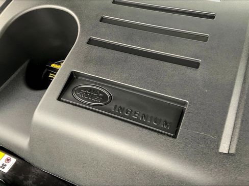 Used 2025 Land Rover Defender 110 X-Dynamic SE image 32