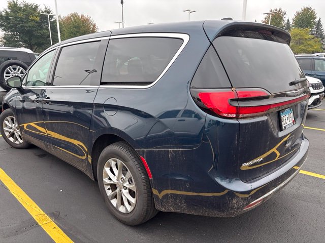 Used 2024 Chrysler Pacifica Touring-L AWD/4WD image 4