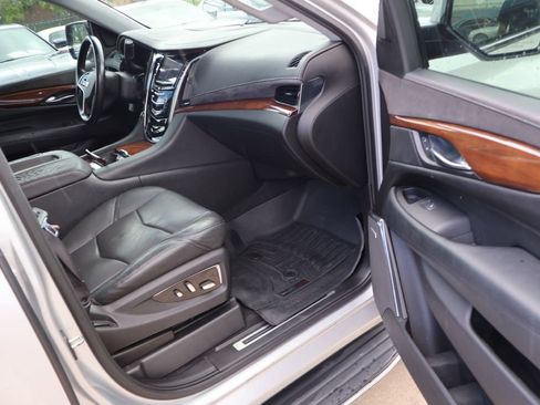 Used 2017 Cadillac Escalade Luxury RWD image 38