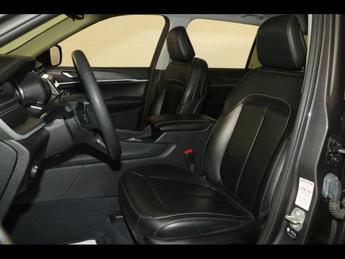 Used 2023 Jeep Grand Cherokee L Limited AWD/4WD image 25