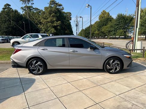 Certified 2025 Hyundai Elantra Sport FWD image 4