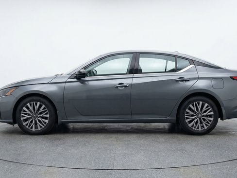 Used 2025 Nissan Altima 2.5 SV FWD image 5