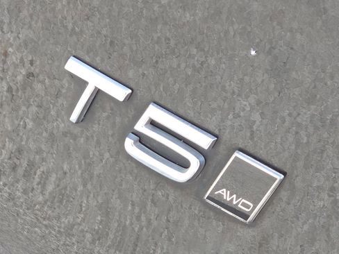 Used 2021 Volvo XC40 T5 R-Design w/ Advanced Package image 10