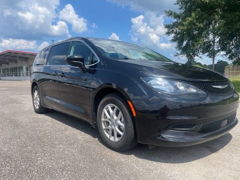 Used 2023 Chrysler Voyager LX FWD image 9