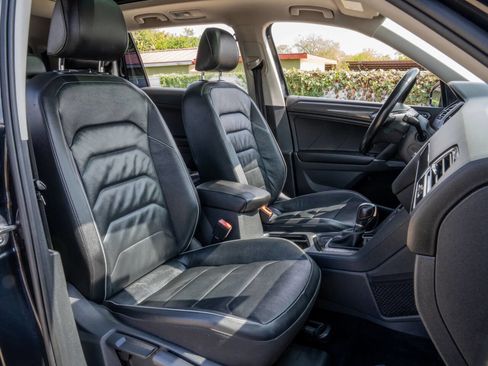 Used 2018 Volkswagen Tiguan SEL Premium image 21