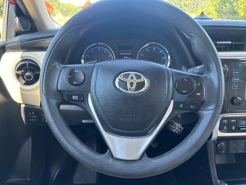 Used 2018 Toyota Corolla LE FWD image 13