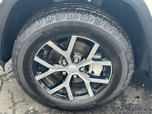 Used 2023 Jeep Grand Cherokee Limited image 9