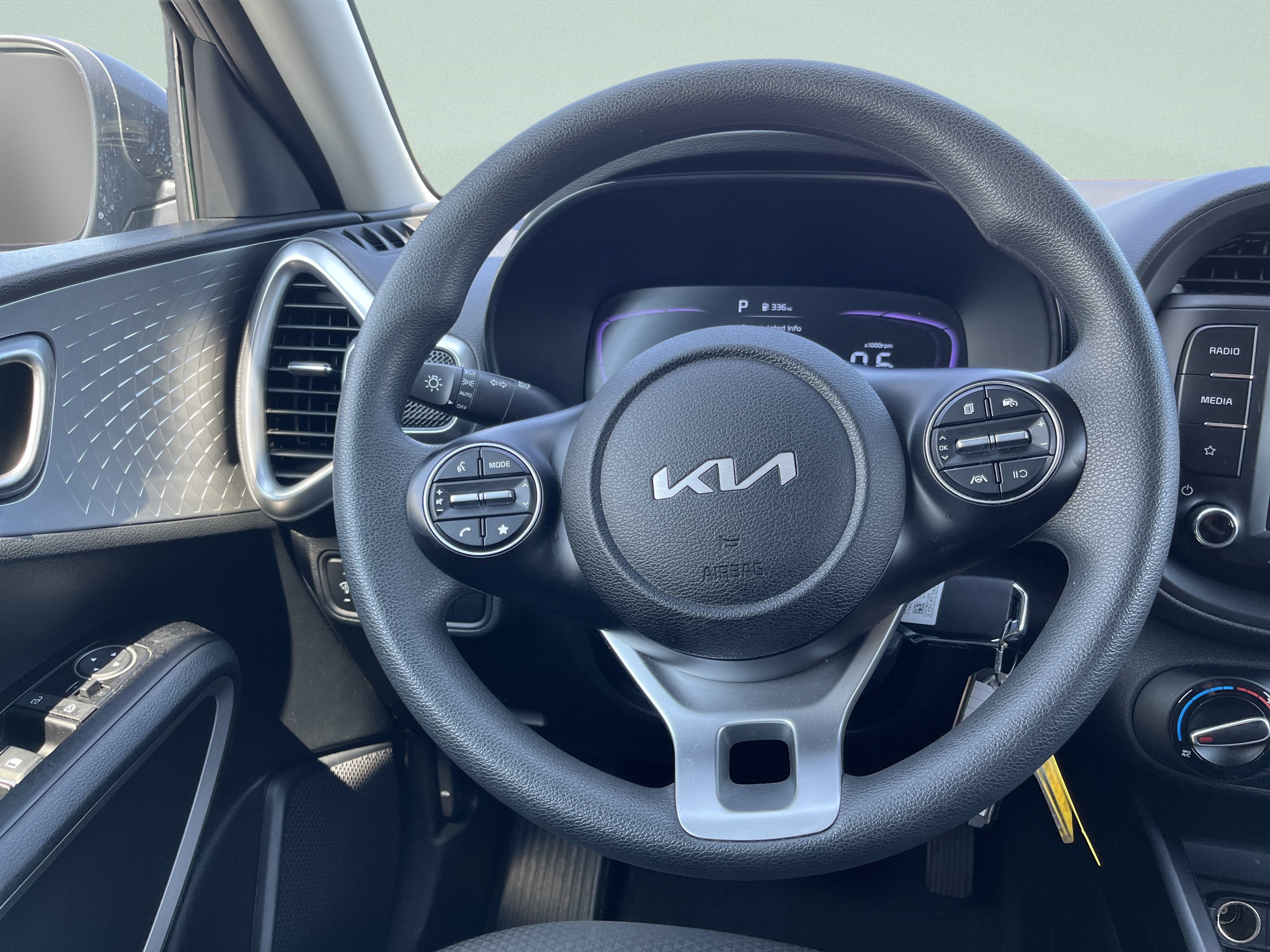 Used 2025 Kia Soul LX w/ LX Technology Package FWD image 26