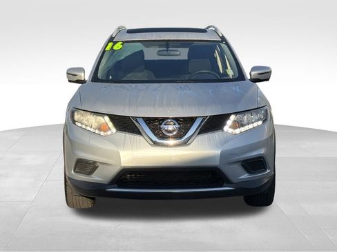 Used 2016 Nissan Rogue SV w/ SV Premium Package image 2