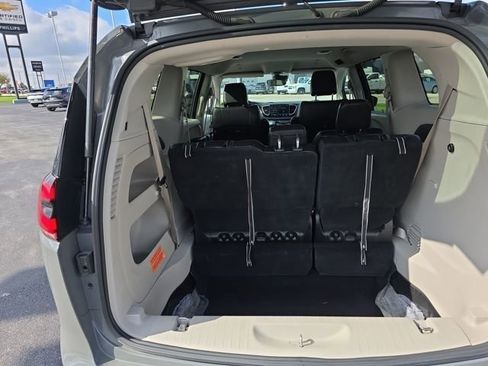 Used 2023 Chrysler Pacifica Touring-L FWD image 30