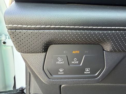 Used 2025 Volkswagen Atlas SE image 16