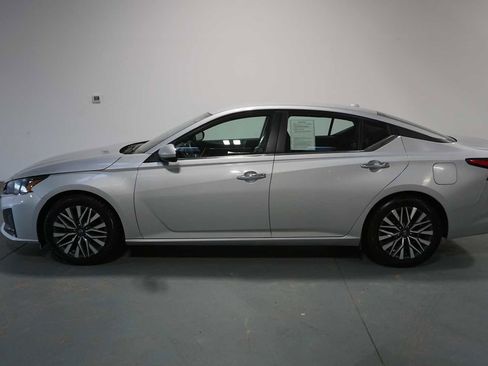 Used 2023 Nissan Altima 2.5 SV image 2