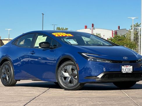 Used 2024 Toyota Prius LE FWD image 2