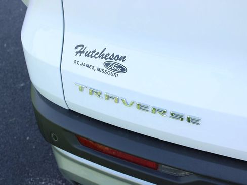 Used 2025 Chevrolet Traverse LT FWD image 9