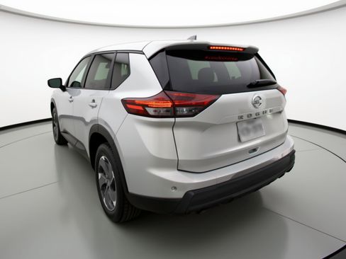 Used 2025 Nissan Rogue SV image 6