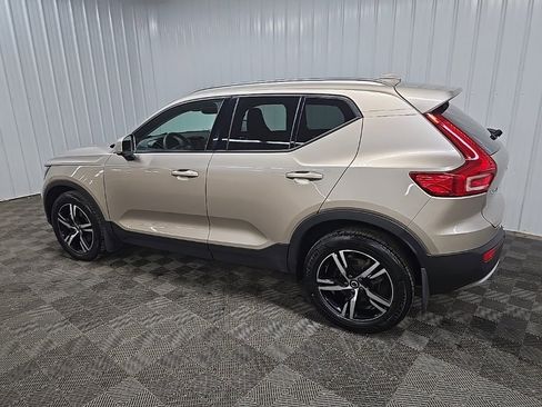 Used 2023 Volvo XC40 B5 Core image 4