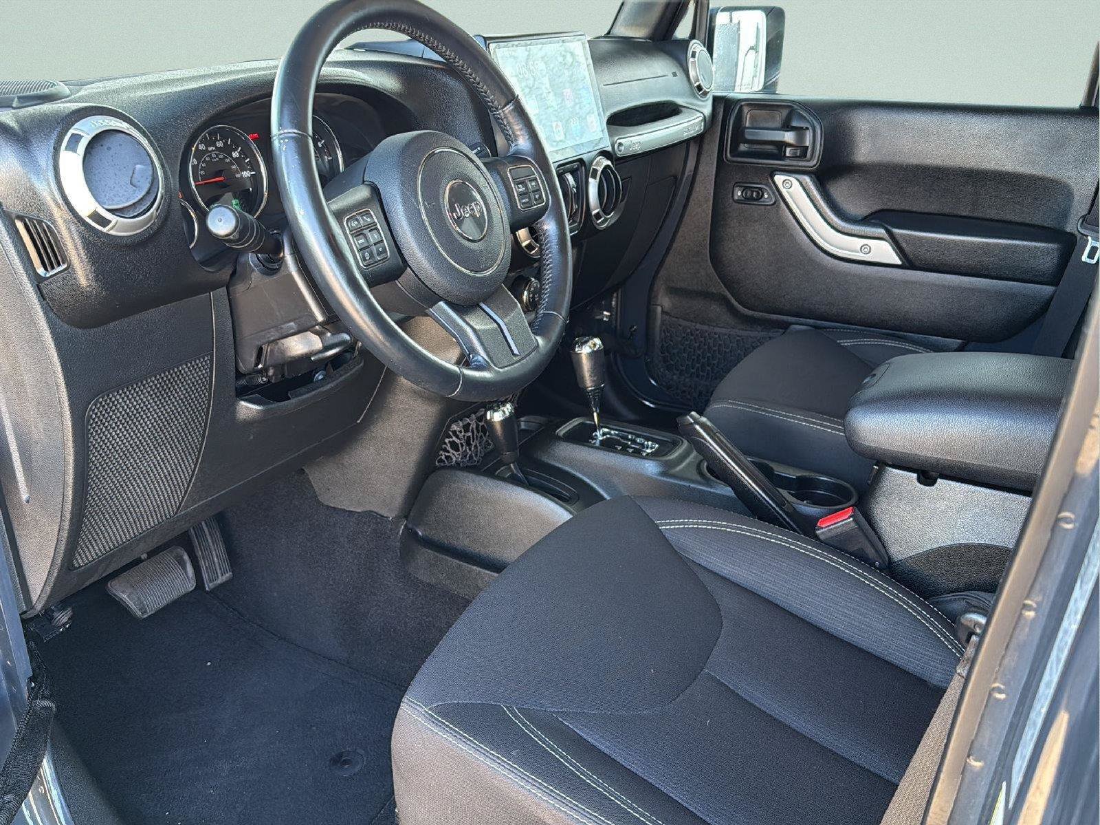 Used 2017 Jeep Wrangler Unlimited Sahara w/ Connectivity Group AWD/4WD image 12