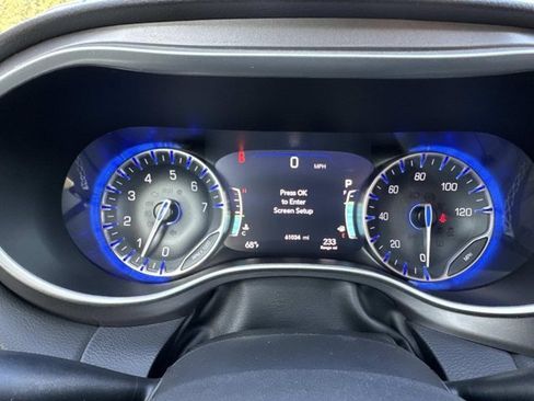 Used 2024 Chrysler Pacifica Touring-L image 24