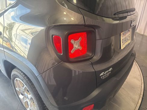 Used 2017 Jeep Renegade Latitude w/ Popular Equipment Group image 10