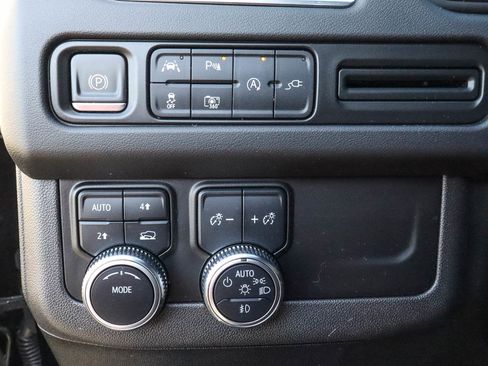 Used 2022 GMC Yukon SLT w/ SLT Luxury Package AWD/4WD image 17